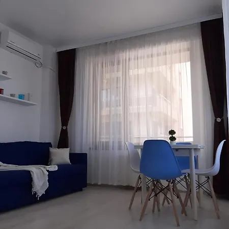Summerland Sea Breeze Apartament *