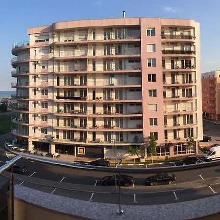 Summerland Sea Breeze Apartament *